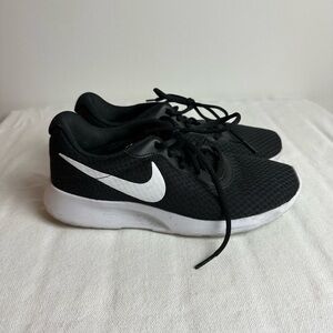Nike Women’s Tanjun Shoes 8.5 Black and White Medium Width